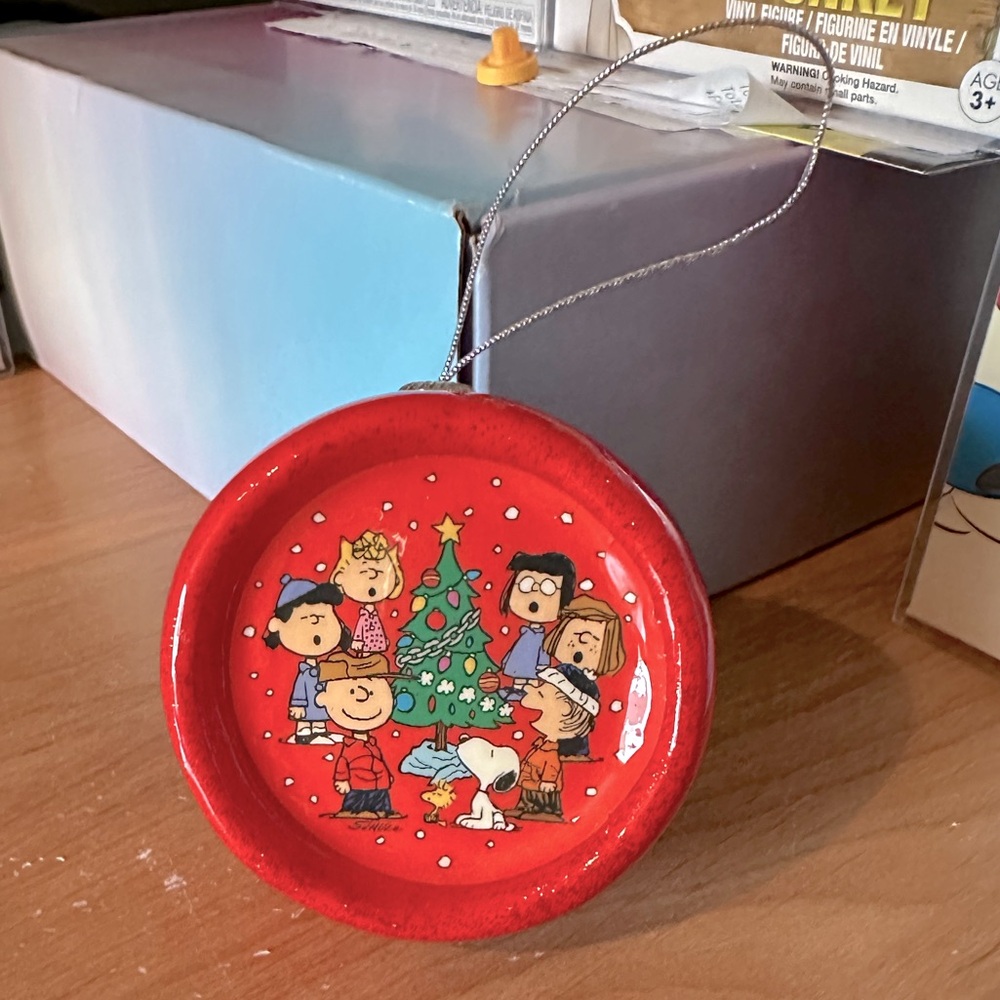 Super Sparkly Half-Sphere, Candy Apple red Peanuts Gang Christmas ornament 🎄♥️💚🐶